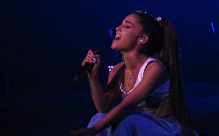 Visibly shaking, she thanked the city for welcoming her back. She also stated that she was overwhelmed upon her return to the city. #ArianaGrande #PRIDE #Manchester

ow.ly/nRqD50vKbVm

#TheNubianTimes