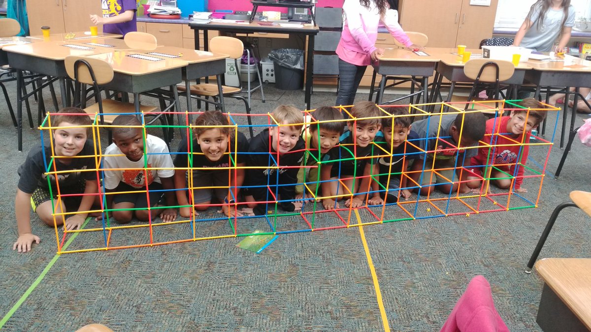 JenniferJeffr11's tweet photo. Stem building creativity! @VanAllen_ICCSD #VanAllenPride https://t.co/sLqt1JDiJr