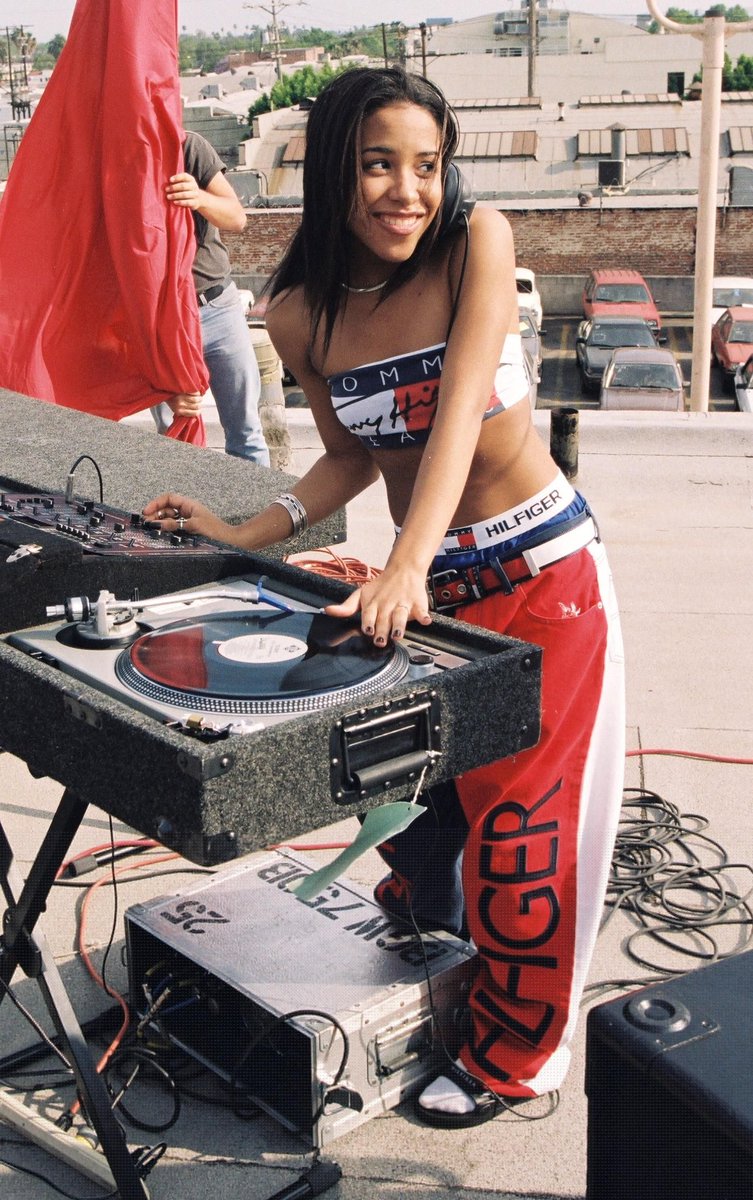 Not a lot of people know about Aaliyah on social media.
#firstrnbqueen.
#ageaintnothing
#looserap
#herstylestillreigns https://t.co/ikdwQsfNTI