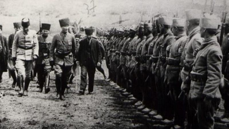 Belge ve fotoğraflarla Büyük Taarruz.Lütfen RT yapalım.1- Haziran / 1922. Büyük Taarruz öncesi son kontrolleri yapan Atatürk, Deli Halit Paşa komutasındaki Kocaeli Grubu'nu denetlemek için Adapazarı-İzmit gezisine çıktı.