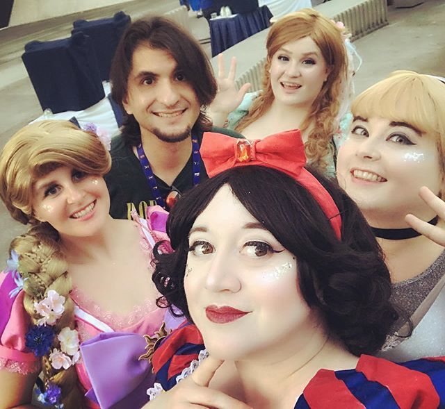 MissElisaFace's tweet photo. Unless next time D23, thanks for the fun! 💖
Snow White is @legs_mccoy
Rapunzel is @sweetalissum
Cole is himself!
Giselle is @hustleandbustlecosplay
Cinderella is me!
#d23 #disneycosplay #tangledcosplay #snowwhitecosplay #cinderellacosplay #encha… https://t.co/oyOU8MqWuh https://t.co/FxapevfVJ4