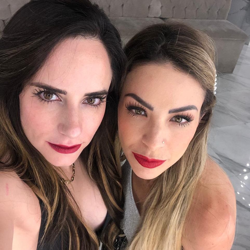 FiestaMex923's tweet photo. ¡Iniciamos este lunes con todo acompañados de este #ParDeReynas! Ya están listas @MyriamOficial1 y Rocío Barragán Michel "LA Chiquilla" hablando de un temazo: ⬇⬇
#LasCosasQueNoDeboDecirDeMiPareja 🤫🤭💖
¡Acompáñanos en el 92.3 FM! ✨📻🎶
#FiestaMexicana
#SiempreTeAcompaña https://t.co/IdudHPRmhA