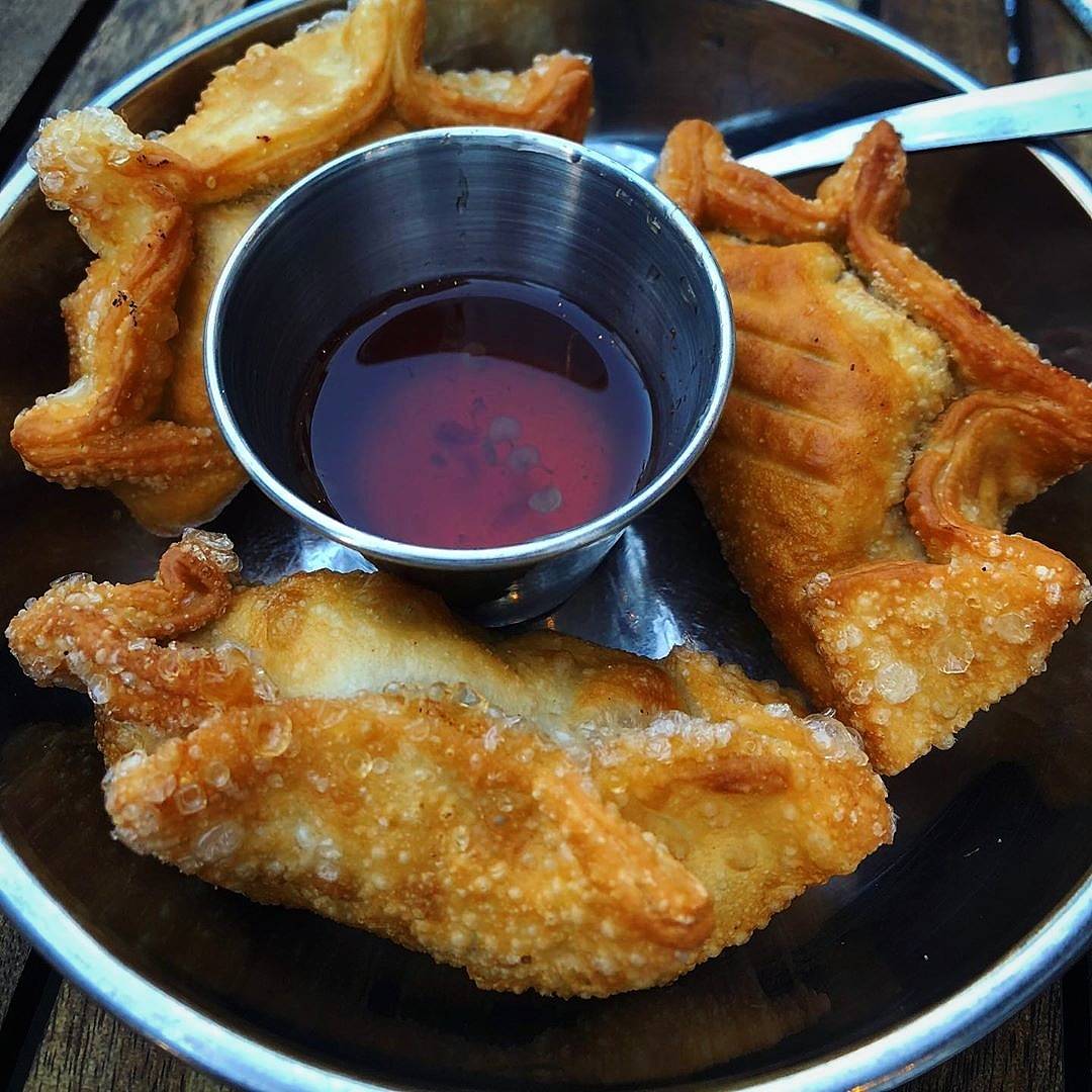 thipkhaoDC's tweet photo. A #MeatlessMonday fav 💁🏻‍♀️ Curry Puffs! 
#LaoFood #LaoFoodMovement #ChefSeng 

📸: @spice.in.your.life https://t.co/Nlf9jujFnM