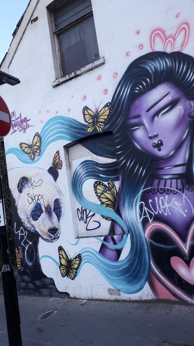 Shandini90's tweet photo. Street art at Croydon like dose the most https://t.co/OGZfI3wO4T