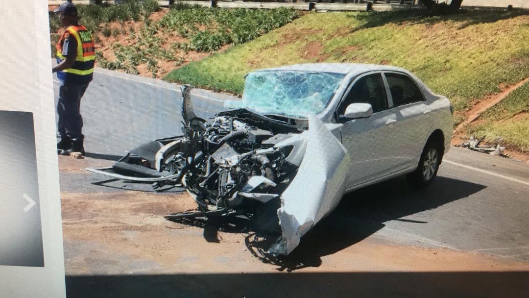 KingShaka79's tweet photo. Can you pls balance me here: SA roads are LHS drive and this pillar is on the left hand side so why does this car has more damage to the right though? Bear in mind the damage marks on the pillar are at  front direction of where the vehicle was heading. #GavinWatson is alive🤞🏾 https://t.co/b7HccYkHe4