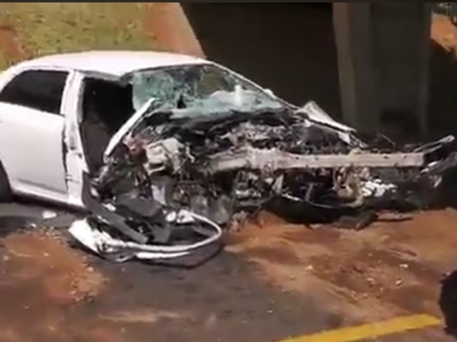 KingShaka79's tweet photo. Can you pls balance me here: SA roads are LHS drive and this pillar is on the left hand side so why does this car has more damage to the right though? Bear in mind the damage marks on the pillar are at  front direction of where the vehicle was heading. #GavinWatson is alive🤞🏾 https://t.co/b7HccYkHe4