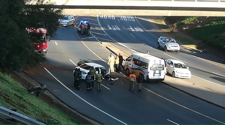 KingShaka79's tweet photo. Can you pls balance me here: SA roads are LHS drive and this pillar is on the left hand side so why does this car has more damage to the right though? Bear in mind the damage marks on the pillar are at  front direction of where the vehicle was heading. #GavinWatson is alive🤞🏾 https://t.co/b7HccYkHe4