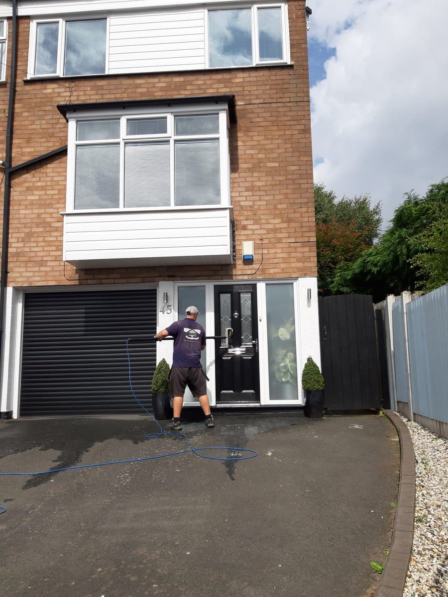 infoextremewin1's tweet photo. A look back at some work completed last week. The satisfaction of a crystal clear window never gets old! #worcestershirehour #lovewhatyoudo #windowclean https://t.co/l6LDz1MUB4