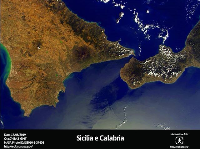 MobilitaCT's tweet photo. La Sicilia incontra la Calabria in uno scatto dalla Stazione Spaziale Internazionale 🌍🛰️
.
.
#catania #mobilitacatania #mobilita #mobilitaorg #stazionespazialeinternazionale #iss #nasa #space #earth #satellite #ship #shiptracks #pictureoftheday #spac… https://t.co/ybt8fsr7w8 https://t.co/NMyCWGOKo6