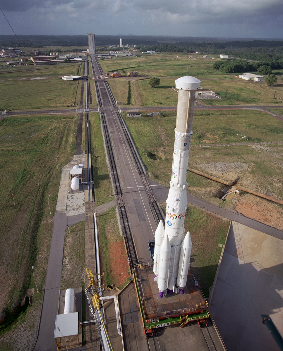 DutchSpace's tweet photo. Ah ha! in this picture of the last Ariane 4 roll-out (V159), you can see all that 3 were still around back in 2003, although zoomed in it seems the Ariane 2/3 Milk Stool table was partially dismantled looking at the height... #ELA2 #CSG #ESA https://t.co/EUTlcbEKF9