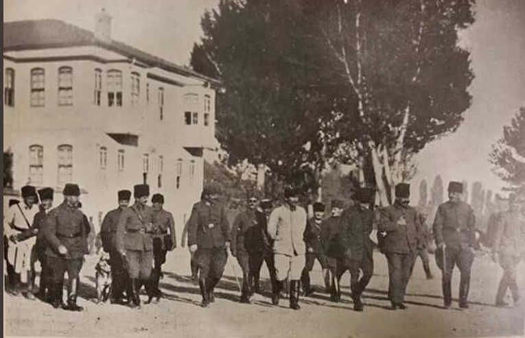10- 27-28 Temmuz'da Akşehir’de yapılan toplantıda 15 Ağustos’a kadar hazırlıkların tamamlanmasına karar verildi.Fotoğrafta, bu toplantıdan çıkan Atatürk'Ü ve diğer paşaları görüyorsunuz. Moraller yerinde.