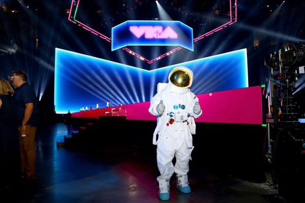 GLSENNNJ's tweet photo. It a pleasure to have the @MTV @vmas in our city #Newark! It’s even more amazing to see all the #queer #LGBTQ people and people of color on stage tonight! #Diversity is winning! The representation is so important for our young people! https://t.co/E0XFEZbNJc