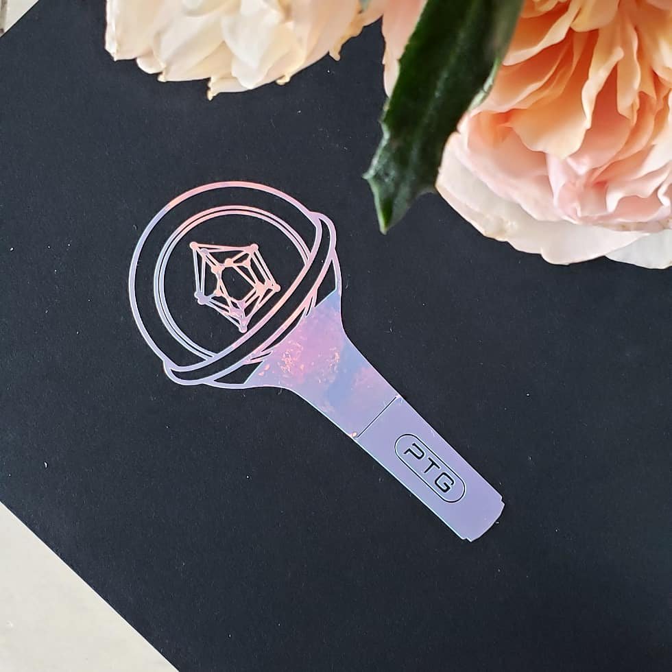 TheDancingTiger's tweet photo. Added some sparkle to the #PTG #PRISMTour buttons! I love how they turned out π. Order by this Wednesday, 8/28, to get them in time for the concerts!!
.
#PENTAGON #kpopbuttons #ννκ³€ #PRISMWorldTour #sparkle https://t.co/jXP8wYp7RR