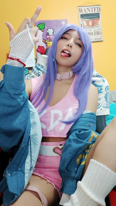 Alguien esta en cosplay de kda esperandolos en el stream de lolsito ❤https://t.co/dTJd4i0t8A https://t