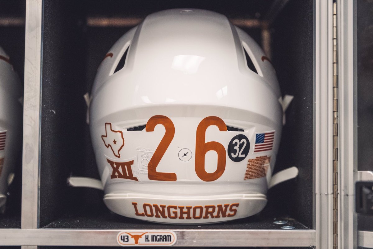 RT @UNISWAG: The @TexasFootball team will wear special 32 stickers in honor of Cedric Benson.

#uniswag https://t.co/REgtemAFUJ
