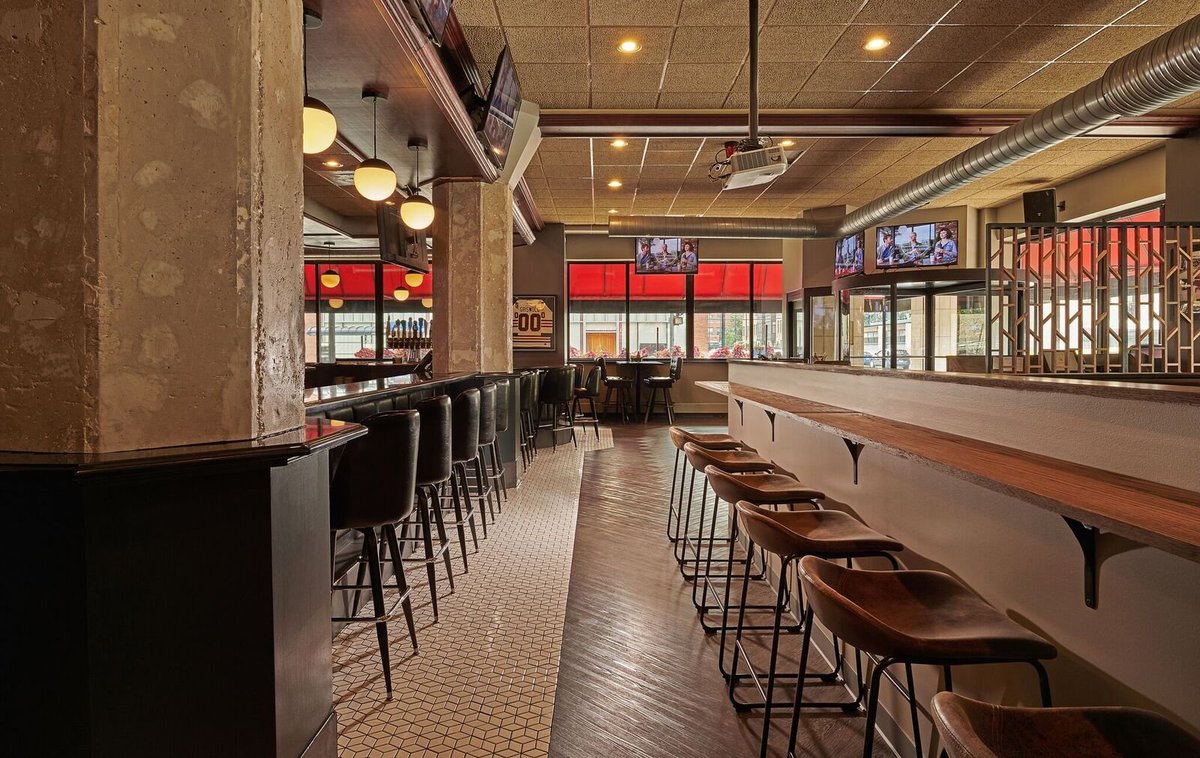 KrollsSouthLoop's tweet photo. NEW LOOK - SAME GREAT PLACE #KROLLS #RENOVATIONS #KROLLSSOUTHLOOP #SOUTHLOOP #NEWIMAGES #SOUTHLOOPIN @HiltonMcCormick @HyattMcCormick @McCormick_Place @Marquis_Chicago @SouthLoopHotel @HiltonGardenInn https://t.co/Emlr8ZnYVG
