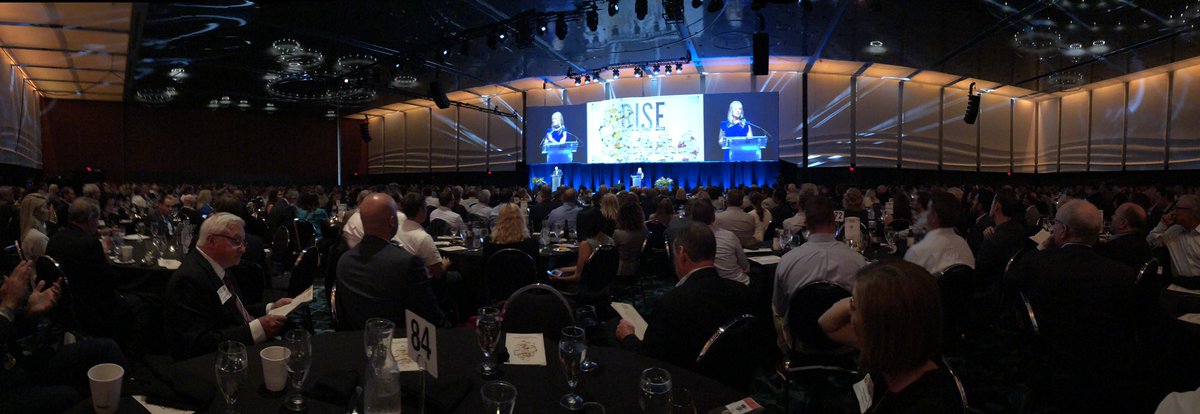 randyvalpy's tweet image. At the #KCAnimalHealth 2019 Homecoming dinner with 1,100 of my closest friends.