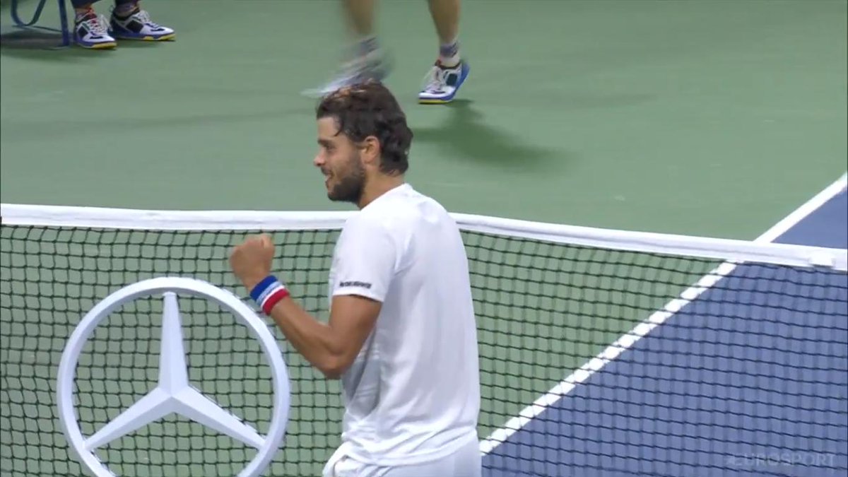 bckhand's tweet photo. Cameron Norrie vs Gregorie Barrere.

Barrere saca para ganar el partido con 5-4 40-15, 4º set.
Norrie manda el set al tie-break y lo gana. Saca para partido dos (!) veces en el quinto set.

Barrere remonta y se lleva el partido en el TB.

La dureza de los Grand Slams. #USOpen https://t.co/2CmmBvkH39
