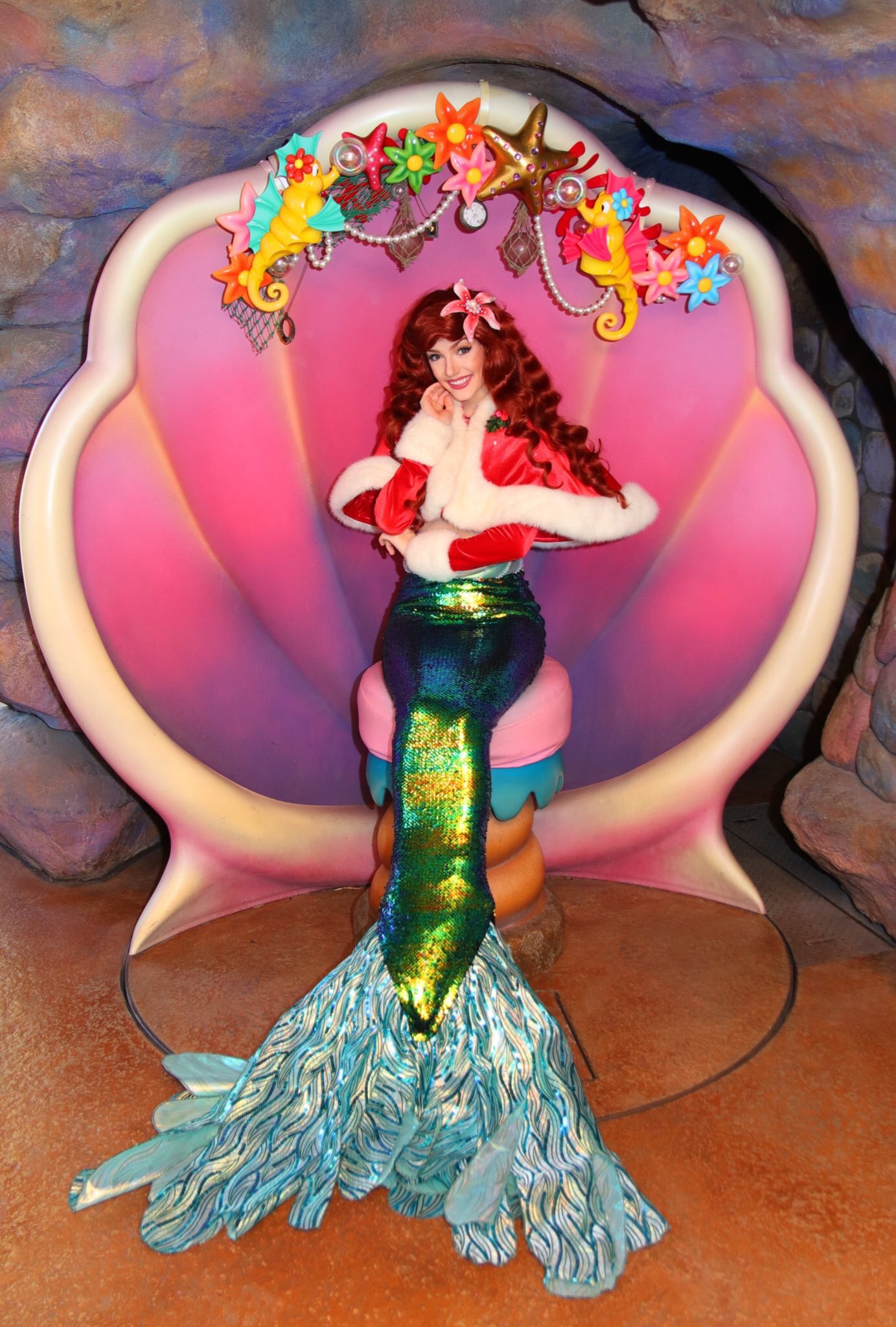 Hina A Special Treat 何気にディズニーシーのアリエルは世界的に見てもなかなかレアな人魚姿でのグリなんだよね ドレス姿なら結構色々なパークでグリしてるんだけど 人魚姿で会えるのってディズニーシーとマジックキングダムだけなんだよね T Co