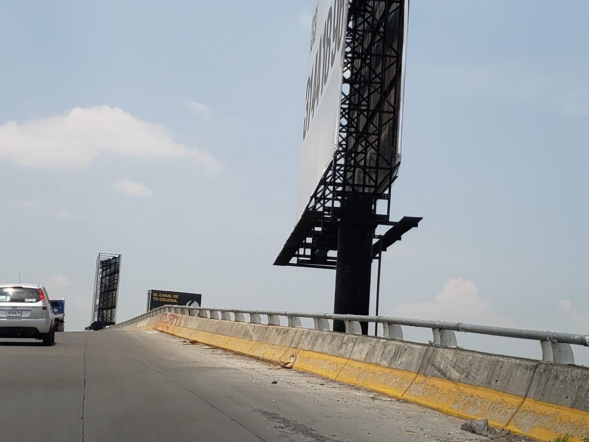 ozorrillo's tweet photo. @Alberto_1245_ @TapatioCa @PoderAG_Jal @MaElenaLimon_ @GobTlaquepaque @PoderAG_Tlaquep @PoderAG_Tlajo @Poder_AG_GDL @PoderAG_Zap @PoderAG_ElSalto @conVIVEgdl @peatonatapatia @caminandozmg @SOS_Mural @DK_GOOS Esa señora no escucha a nadie excepto a la que le toma las fotos es sus "giras". Llevo años denunciando estos #espectaculeros peligrosisimos en nodo Revolución, le vale madres. https://t.co/jUtUz3i2ze