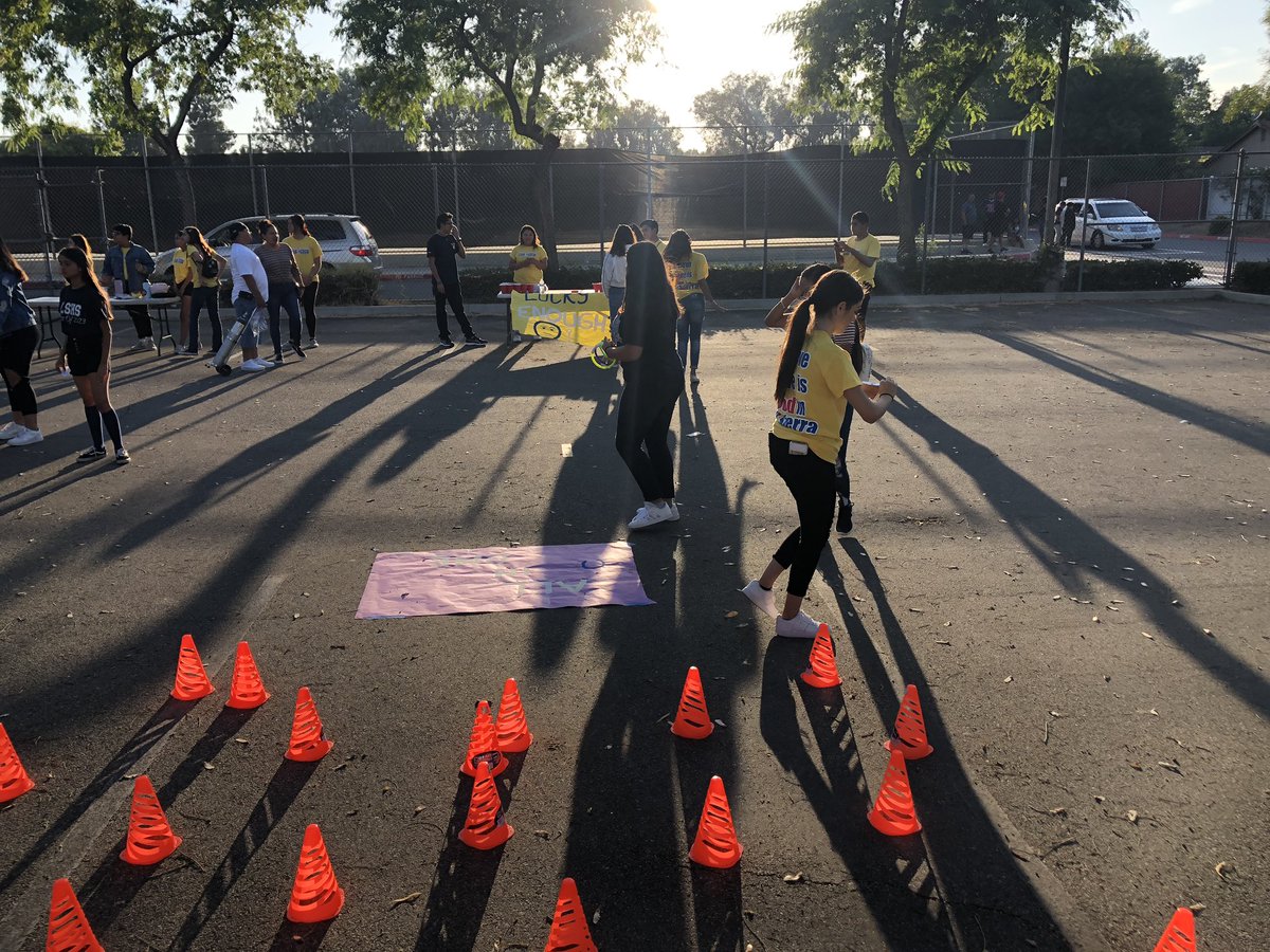 LSHS_link_crew's tweet photo. Freshman Tailgate went great 🦅 https://t.co/0UEtjIeQoB