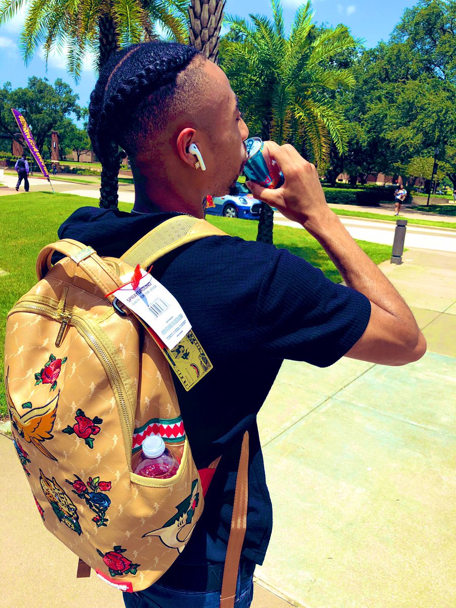 THEDJMAXB's tweet image. Last first day of undergrad ft. my best friend @Piinkmelanin #roadtograduation #pv19 #engineering #DJMAXB #legendsinthemaking