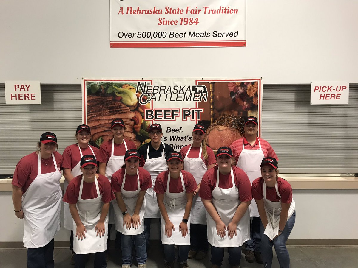 UNLBlock_Bridle's tweet photo. Last Saturday a handful of members had the opportunity to work in the NEbraska Cattlemen Beef Pit. 🥩🍴🌽It was an awesome opportunity to network and represent UNL at the State Fair in Grand Island #nebraskacattlemen #NEStateFair #UNLcasnr https://t.co/mdRx4bi5km