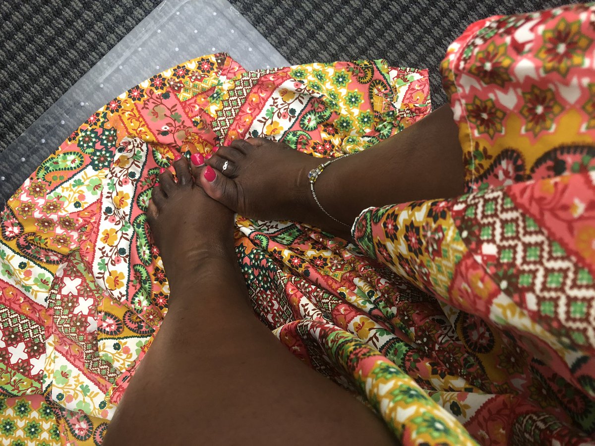 CarolynToneyTOT's tweet photo. Enjoying these final days of having my #toes out #pinktoes #printmaxi #footjewelry #chocolatetoes #toering #anklebracelet #hotpink #footfetish #pedicure #melaninpoppin #brownskin #maybeitsmelanin #ilovefeet #prettyfeet #runner #runners https://t.co/gC1N3LiHPp