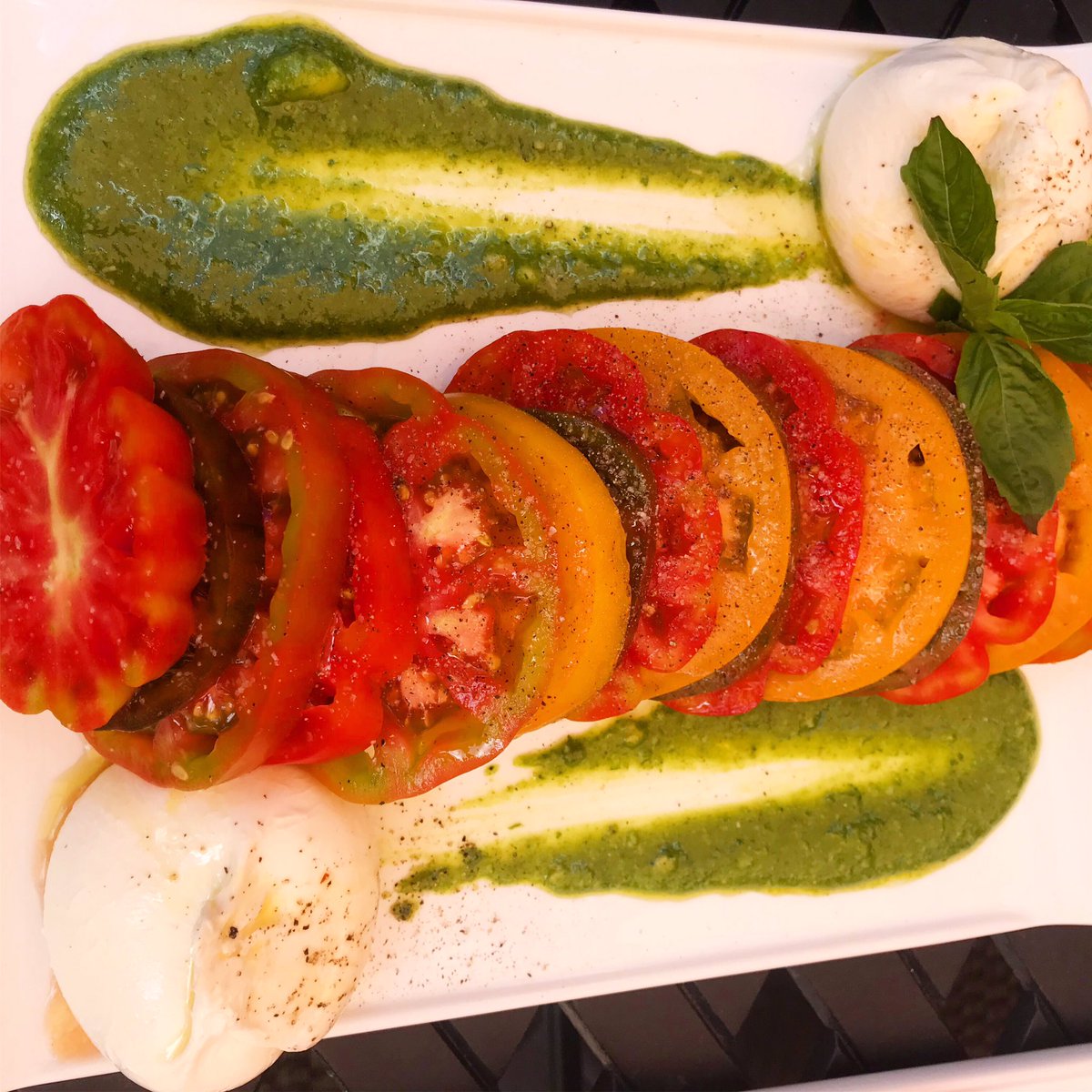 LinkieMarais's tweet photo. Why does heirloom tomatoes and burrata with fresh made pesto never get old in the summer? 🔪
#stafflunch #salad #uglytomatoes #livinglinkiestyle #aspen #colorado #chef #yachtchef #privatechef #estatechef https://t.co/o98Gf3jE0u