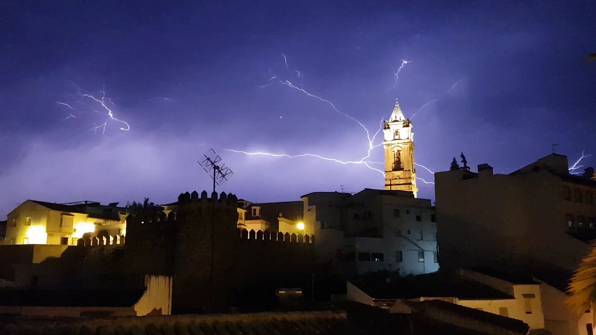 milloneti10's tweet photo. Tormenta en Cabra.
@tiempobrasero @antena3com @ElTiempoes https://t.co/X2P5aYrIhl