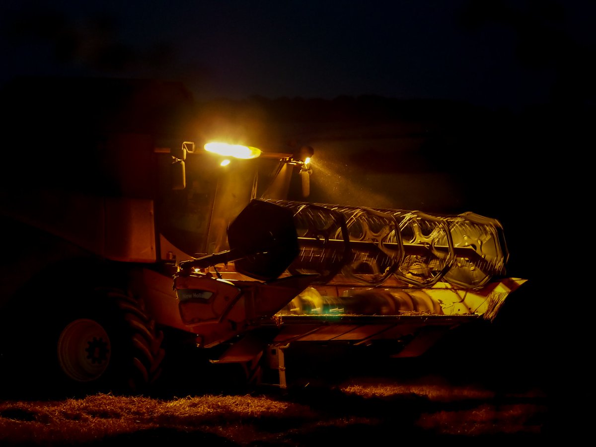 ApertureF2's tweet image. Rural nightlife! Harvesting near Wetwang, Yorkshire Wolds, tonight.