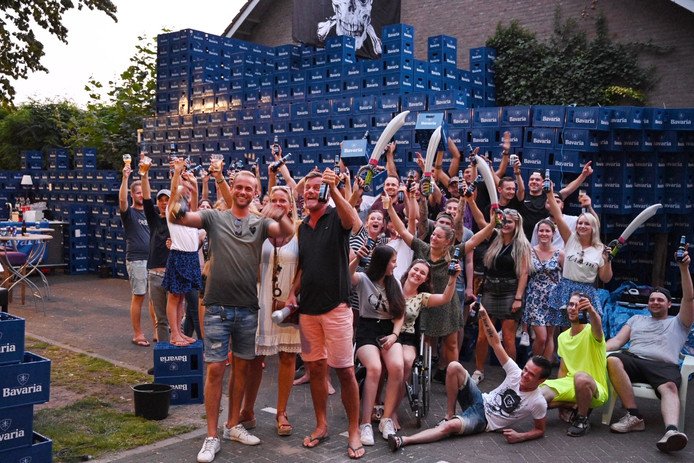 Bob (24) flikt het weer: piratenschip van 2.700 bierkratjes voor huis terugkerende ouders ad.nl/binnenland/bob…