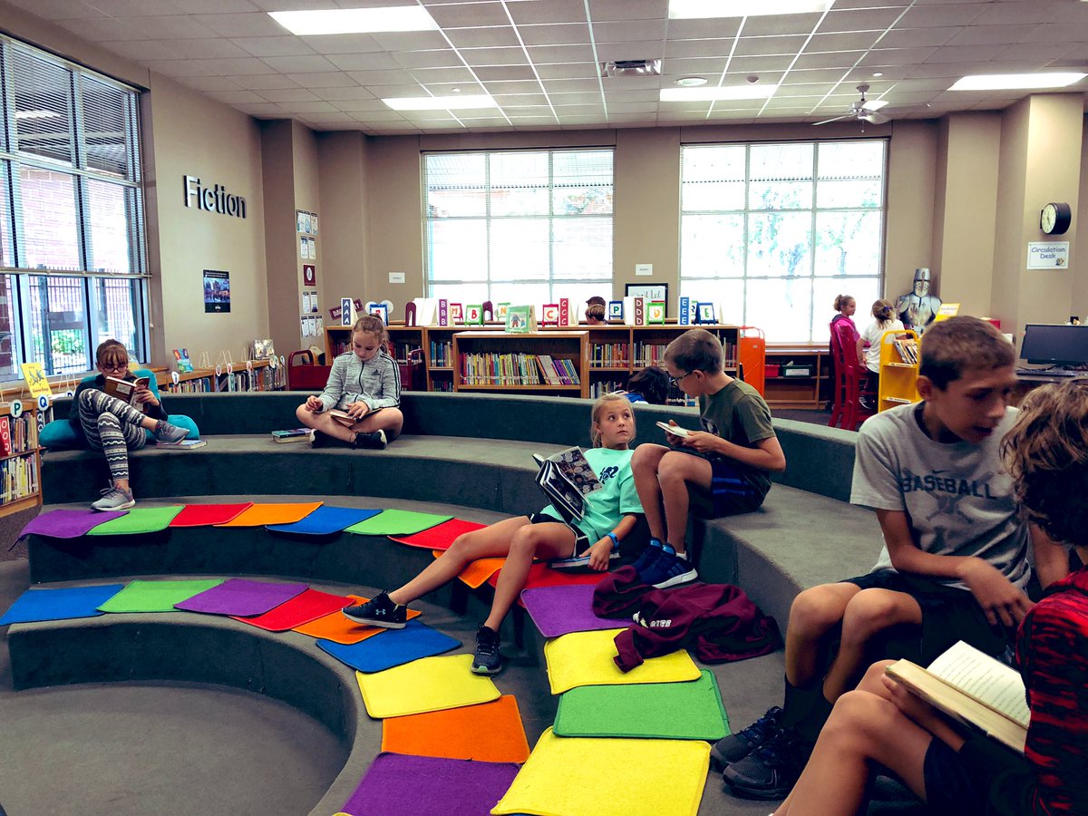 griffinBISD's tweet photo. Some KES students explored the library today! @KendallElem Did you know 3-5 grade students are allowed in the library before school?? #wordoftheweek #knightslibrary #knightsread #checkoutweek https://t.co/TdaH42XInc