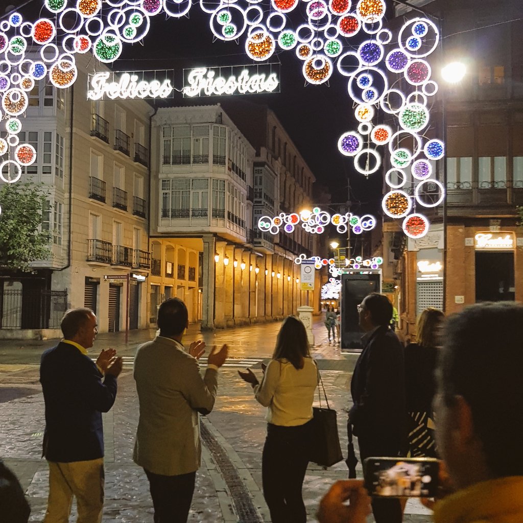 msimon_cs's tweet photo. Encendido de las luces de las fiestas de San Antolín 2019.  La lluvia no ha conseguido deslucir el acto. https://t.co/iwIctsMvDw