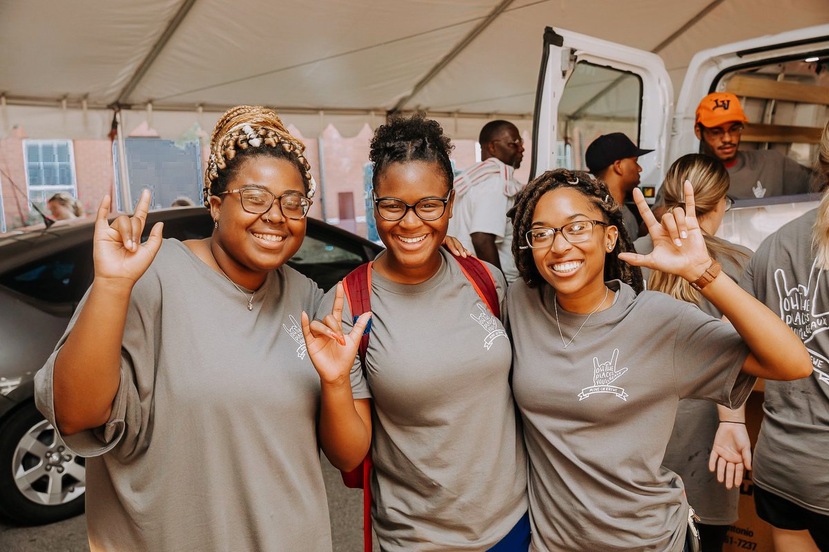ULHousing's tweet photo. These last 2 weekends have been amazing! 🤩 We have to thank all of our volunteers and staff for making this experience so special! We're so excited to welcome everyone to campus. Geaux Cajuns🤘
#ULiveHere https://t.co/qID43cCGn1