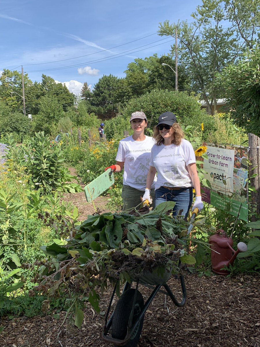 VolunteerCanada's tweet photo. @UBS Canada completed their Season of Service with a combined 65 hours of weeding, composting and harvesting of over 200lbs of vegetables with @PACTProgram today! #community @PointsofLight https://t.co/akbFm4zJ0i
