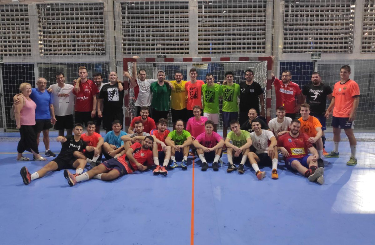 hcsantboi's tweet photo. Ya estamos en marcha! 1er y 2do equipo Masculino. 
Temporada 2019/2020. 
💪💪💪💪 a tope! 
#HCSB #VamosCoope 
🔴⚫🔴⚫🔴⚫🔴⚫🔴⚫ https://t.co/t94ly7NDO7