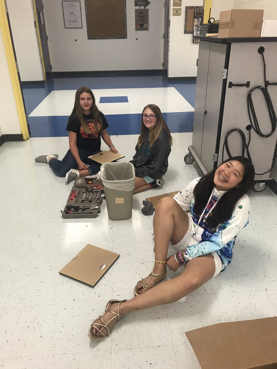 CaseyGoodwin52's tweet photo. Introducing PES 2019-2020 yearbook staff! These girls are cleaning up all of our hallway pictures and rehanging them. We have over 150 pictures to take care of plus our honor wall. @PhillyWarriors #PESYearbook #37846reasons #loveitliveit https://t.co/R5BfdrKQr9