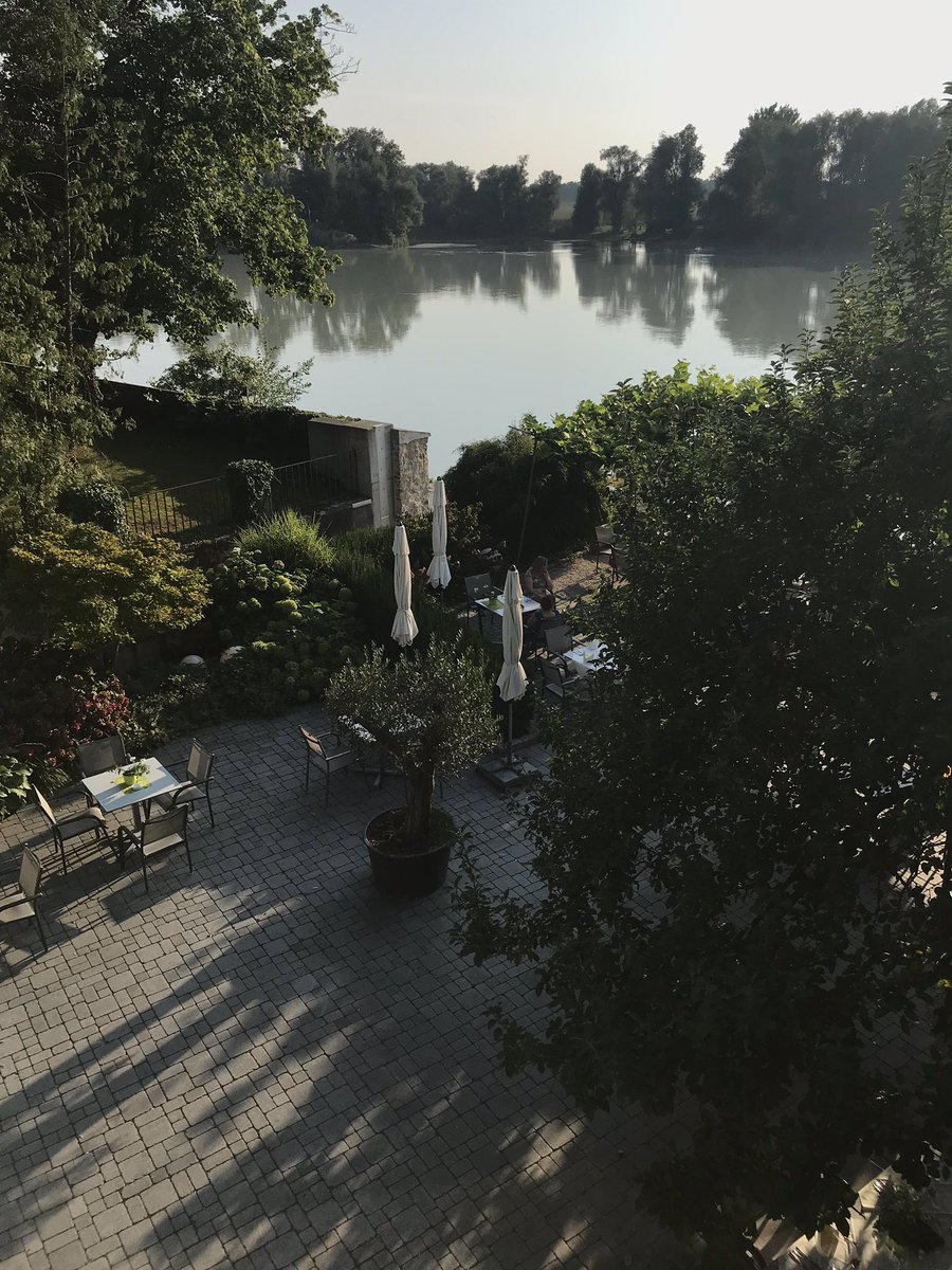 si3ki's tweet photo. Day 1:
Passau - Schärding
2/2
And when I didn’t know which way to choose, a friend called because she had coffee with her mother just around the corner- so that decision was taken and I ended up in the most beautiful place
#jakobsweg #caminodesantiago
#schaerding https://t.co/8Khq2JWNg8