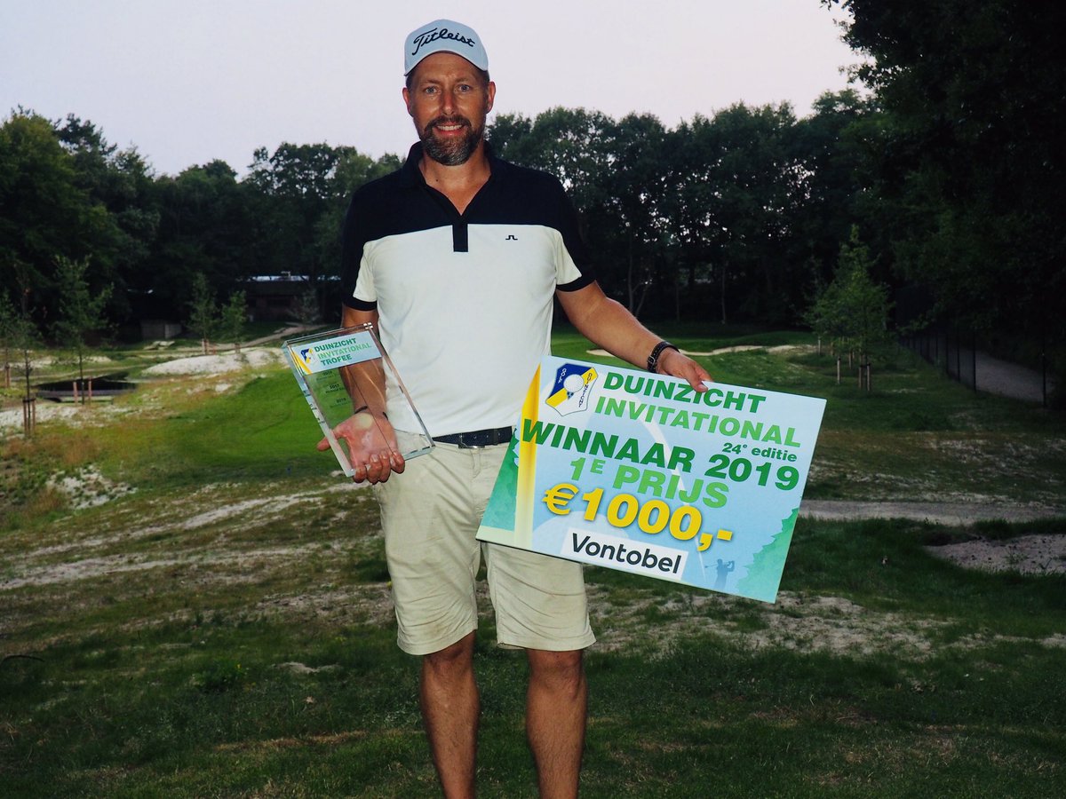 Golfnl's tweet photo. .@MarkReynoldsPGA heeft vandaag de #DuinzichtInvitational in Den Haag gewonnen. @DariusvanDriel, zaterdag nog winnaar van de #RolexTrophy op de @Challenge_Tour, moest het toernooi met een lichte blessure voortijdig verlaten. #golf https://t.co/noCwqINW45