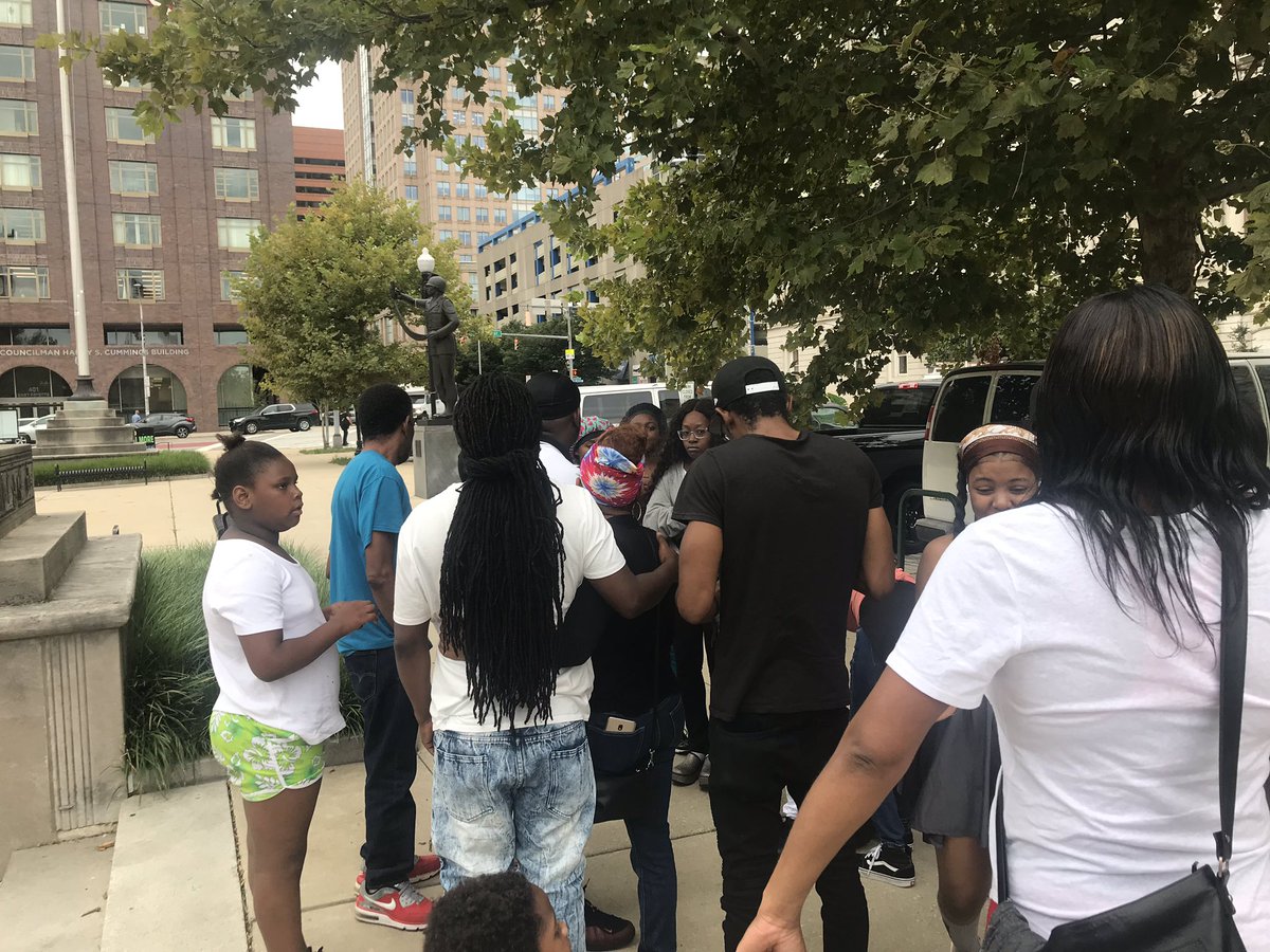 KaiWBAL's tweet photo. Devante Jonesโ family gathered outside City Hall. Police say an off-duty school police officer and a retired corrections officer shot and killed him Saturday night. Police say Jones was trying to rob the officers. Jonesโ family disputes that. @wbaltv11 #wbal https://t.co/ySEdXkDM39