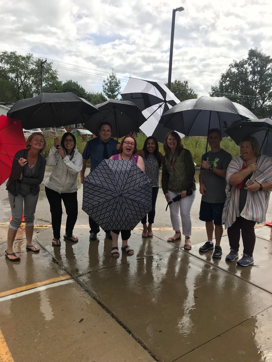 lfisherIG's tweet photo. Helping when it’s not their extra duty. The best!! ⁦@IndianGroveEdu⁩ #iginspires https://t.co/N6ia0YodSh