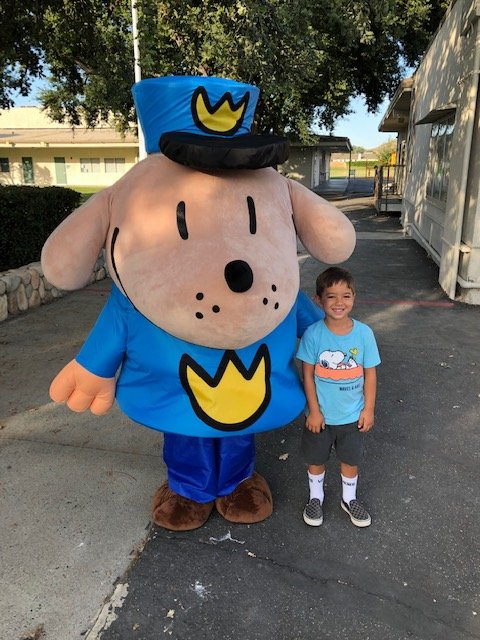 WhiteOakWildcat's tweet photo. White Oak welcomes Dogman to help kickoff our Book Fair! Come check out the awesome books! #readingisawesome #simischools https://t.co/lXiHCzOpnc
