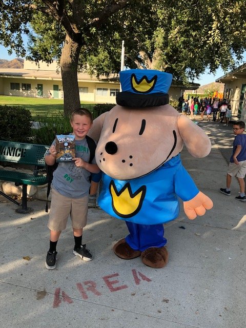 WhiteOakWildcat's tweet photo. White Oak welcomes Dogman to help kickoff our Book Fair! Come check out the awesome books! #readingisawesome #simischools https://t.co/lXiHCzOpnc