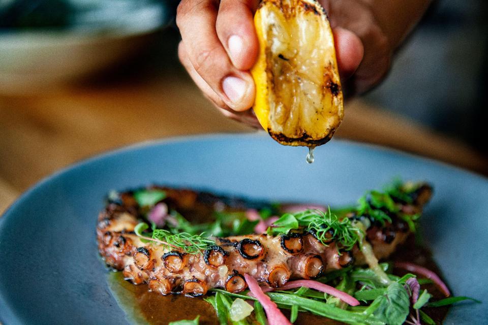 MiamiDreamP's tweet photo. Do you want to impress an amazing client/investor? 
Here, a whole list of where to EAT at Miami Spice 2019:
https://t.co/6NKn8H0Xdw by Cheryl Ti
Photo credit: Giancarlo Monsanto

OMG the Pulpo en Mole de Aceitunas 😍🐙🍴 https://t.co/Tzlum6Lkkn