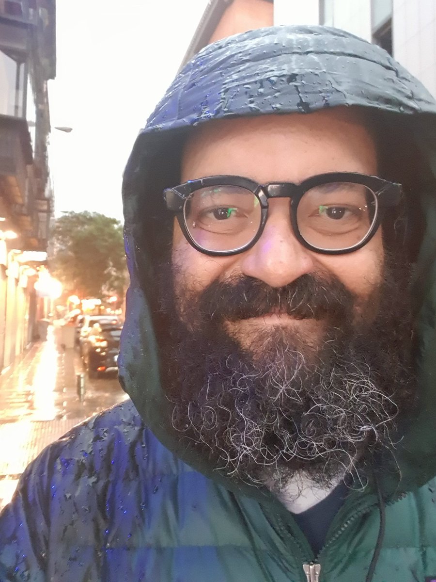IgnatiusFarray's tweet photo. Cuando empieza a llover en Madrid y de repente te hace ilusión salir a dar un paseo y luego resulta que no era tan buena idea. https://t.co/DhMS8iwtEQ