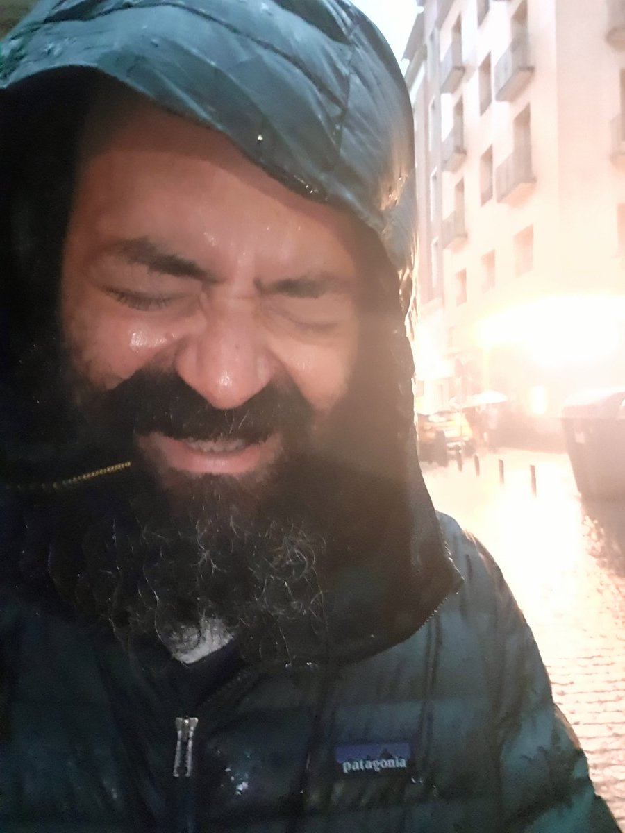 IgnatiusFarray's tweet photo. Cuando empieza a llover en Madrid y de repente te hace ilusión salir a dar un paseo y luego resulta que no era tan buena idea. https://t.co/DhMS8iwtEQ