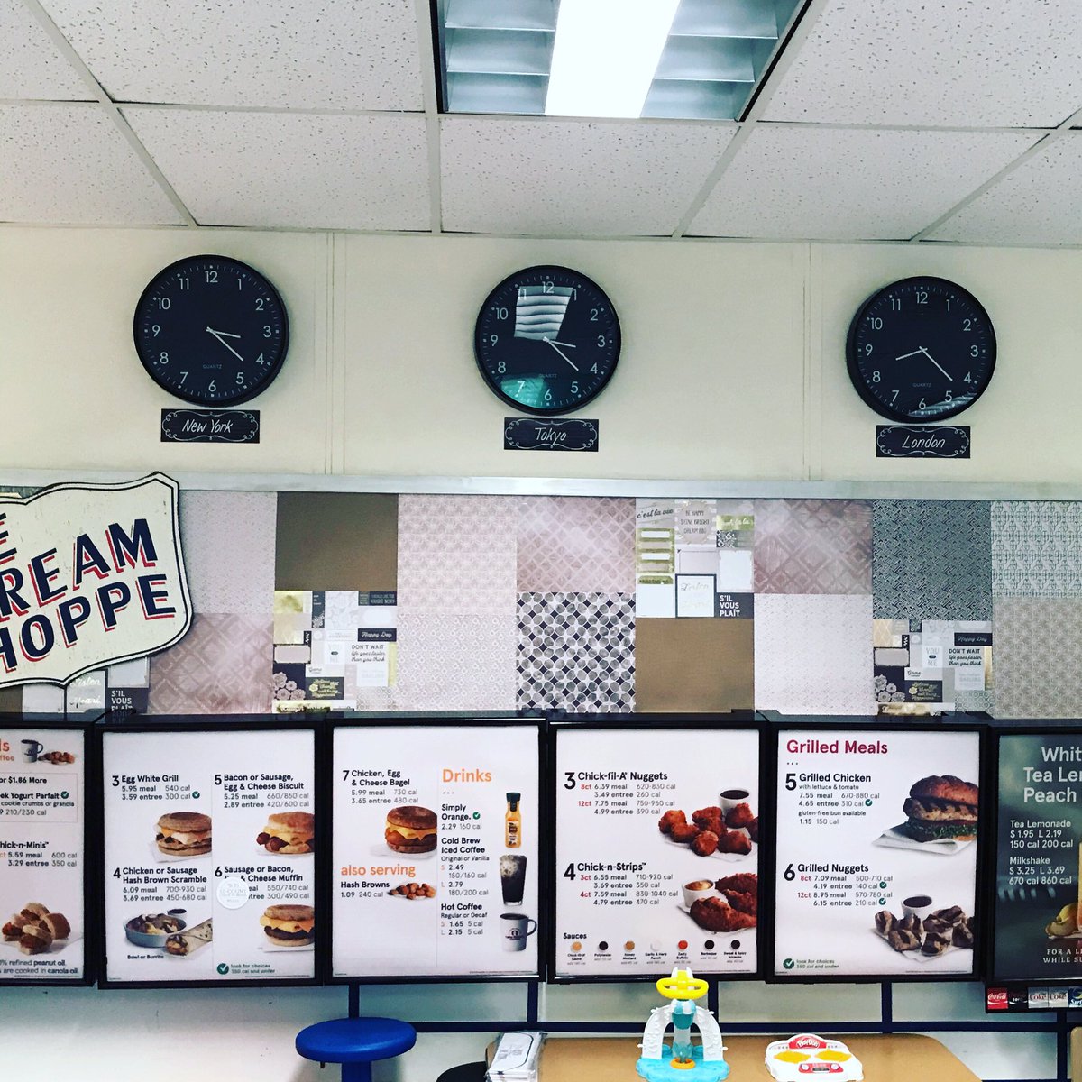 nankr1120's tweet photo. I absolutely cannot wait to meet my new 3rd grade family tomorrow! Here is a sneak peek into our new learning space ♥️ Restaurant ready to open with a new soft serve ice-cream section and an endless supply of “fresh” veggies/fruits! #MakingMathRelevant #Nan3EDU #ALLinEDU #tlap https://t.co/xJrhob4cXh