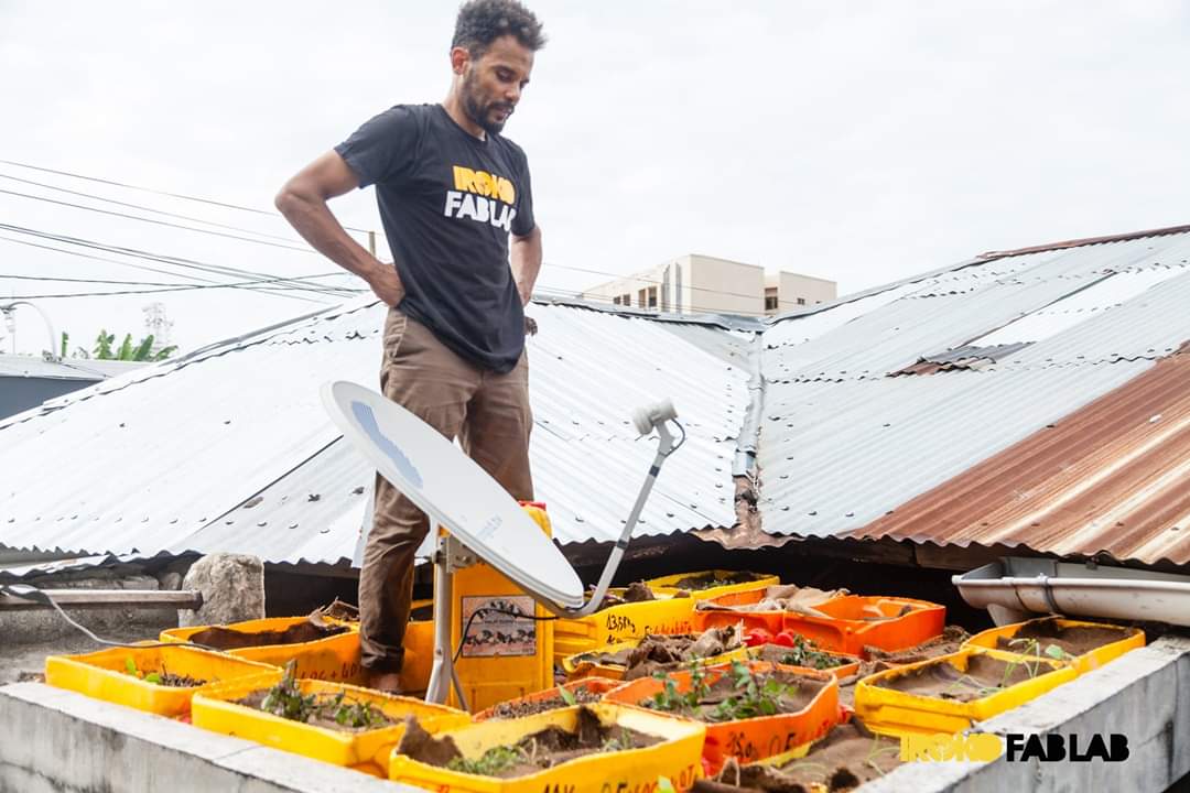 IrokoFablab's tweet photo. Notre jardin potager est bien install�� sur le toit de la cuisine. Il y a une semaine nous avons réalisé cet atelier d’expérimentation de culture hors sol.
L'expérience a été réalisée avec des matériaux locaux (Claie, bambou, jonc, tourbe de coco, tessons de jarres en terre cuite) https://t.co/7Xveu2kaAC