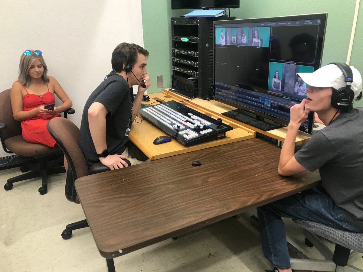 ShawnMontano's tweet photo. My students' 1st day of Video Production is working, learning and active. #NextLevelJMS #MaybeYoureOneOfUs https://t.co/oc7hN0lP4R